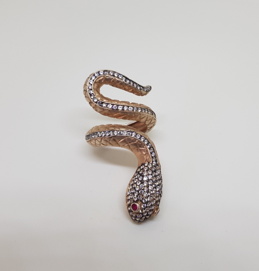ÜZERİ ZİRKON TAŞLARLA SÜSLÜ YILAN FORMLU GÜMÜŞ YÜZÜK