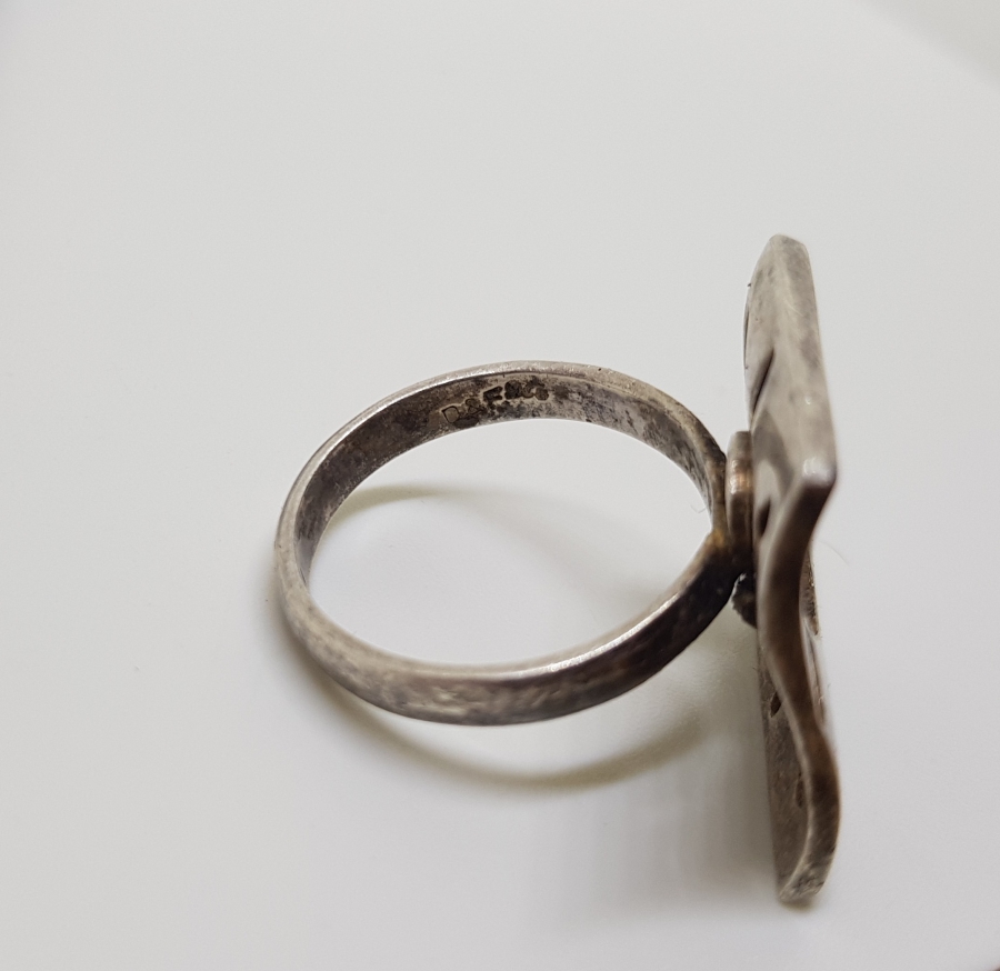 VAV HARFLİ GÜMÜŞ BAYAN YÜZÜĞÜ