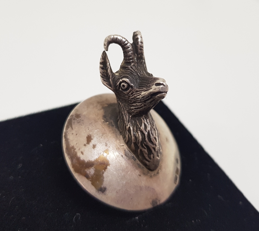 ANTİKA GÜMÜŞ DAĞ KEÇİSİ FORMLU APLİK