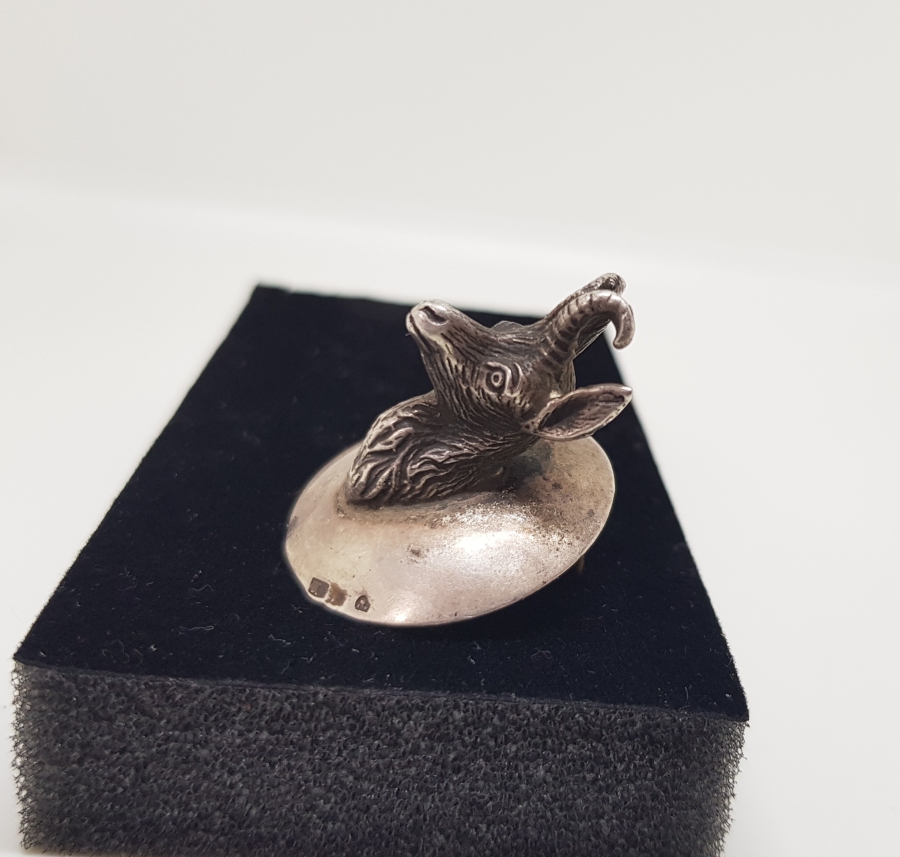 ANTİKA GÜMÜŞ DAĞ KEÇİSİ FORMLU APLİK