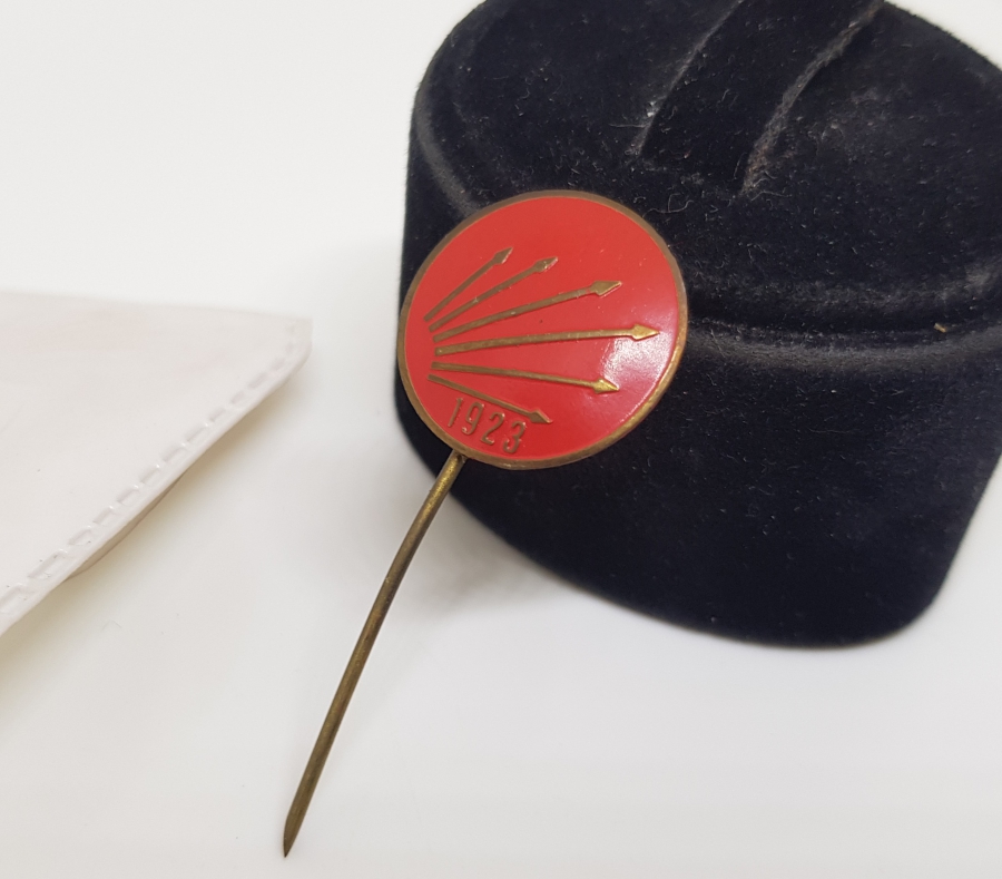 ORİJİNAL KABINDA ANTİKA CHP ROZETİ