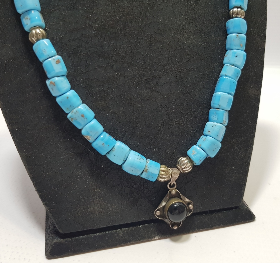 OPAL TAŞLARLA SÜSLÜ GÜMÜŞ KOLYE