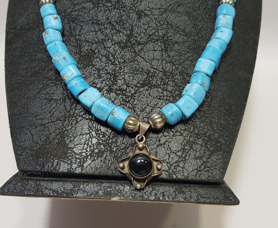 OPAL TAŞLARLA SÜSLÜ GÜMÜŞ KOLYE