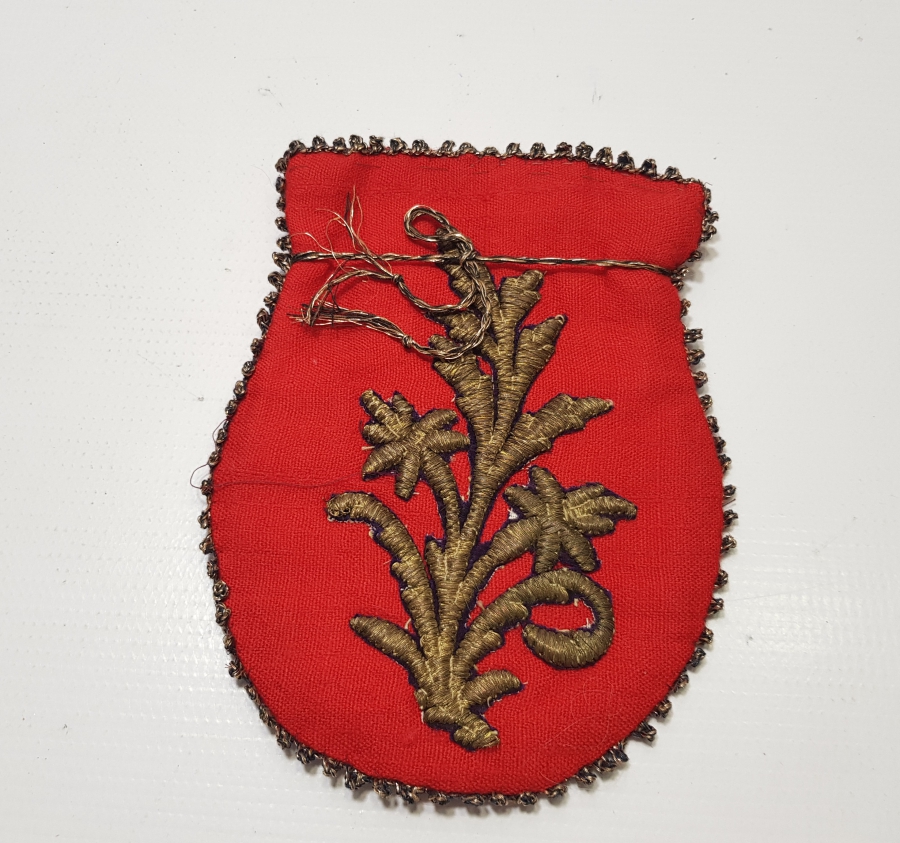 OSMANLI DÖNEMİ KIRMIZI RENKLİ ALTIN SIRMA İŞLEMELİ PARA KESESİ