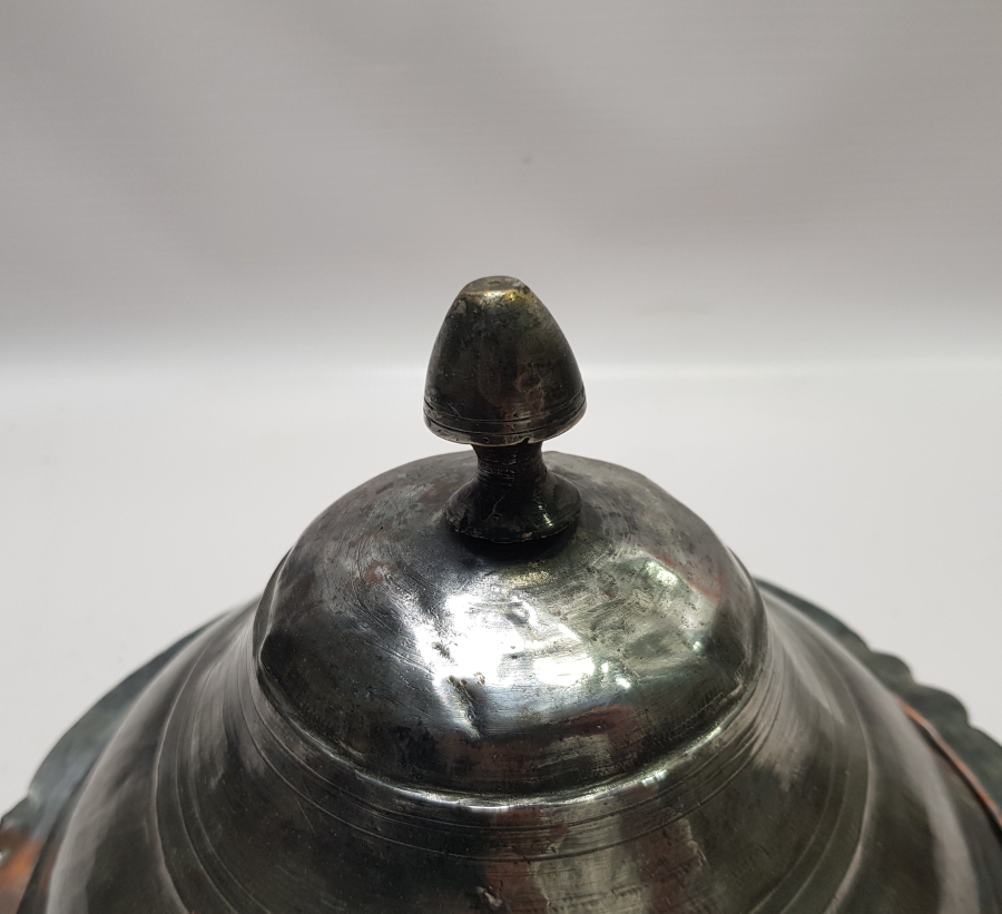 1908 TARİHLİ RUMCA YAZILI KAPAKLI BAKIR TABAK