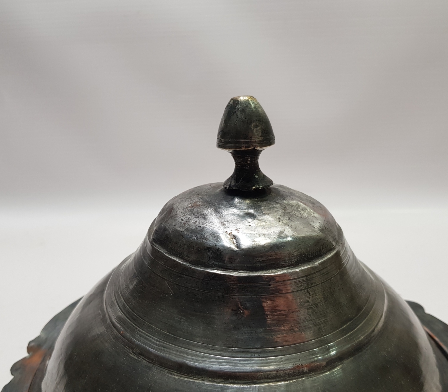 1908 TARİHLİ RUMCA YAZILI KAPAKLI BAKIR TABAK