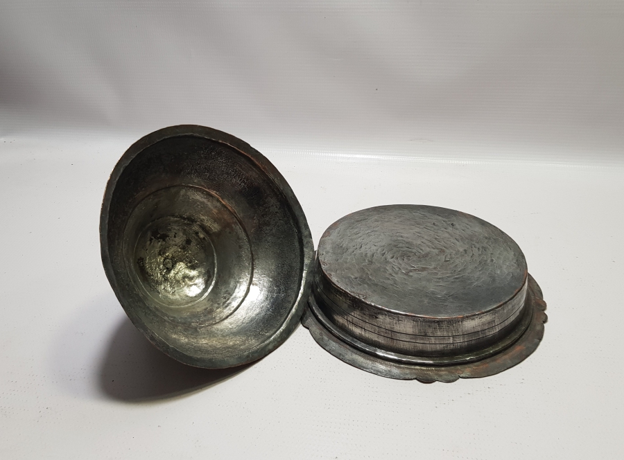 1908 TARİHLİ RUMCA YAZILI KAPAKLI BAKIR TABAK