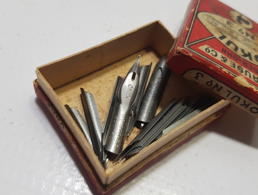 CUMHURİYET İLK DÖNEM OKUL MARKA DİVİT UCU KUTUSU