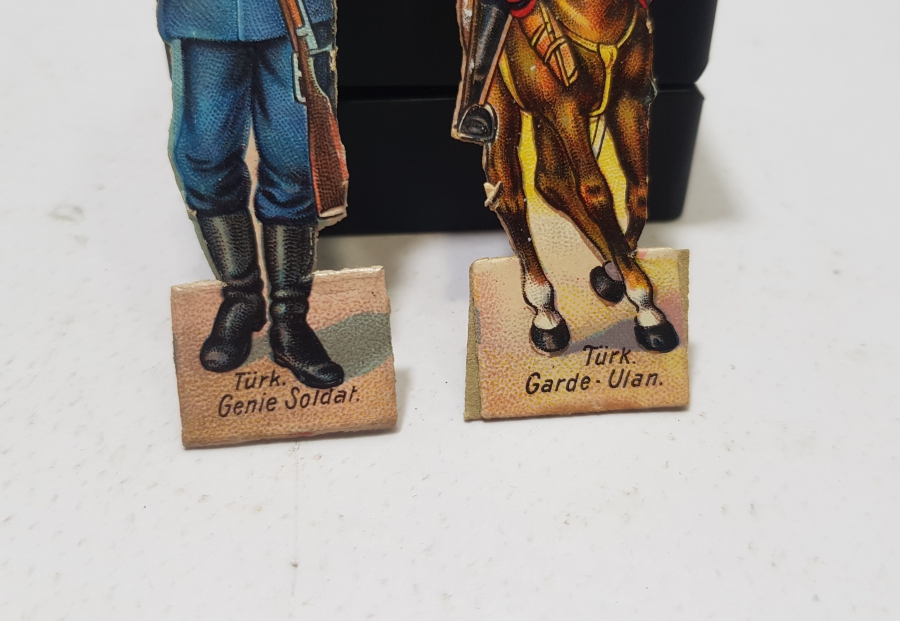 1. DÜNYA SAVAŞI DÖNEMİ ÇOK NADİR OSMANLI MUHAFIZ ALAYI SÜVARİSİ VE PİYADE SUBAYI KARTON OYUNCAK ASKERLER