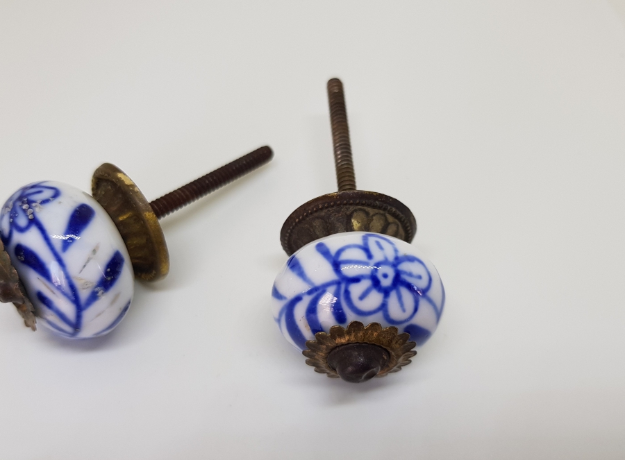 ÜZERİ EL BOYAMA İŞÇİLİKLİ OSMANLI DÖNEMİ İKİ ADET PORSELEN ÇEKMECE KULBU