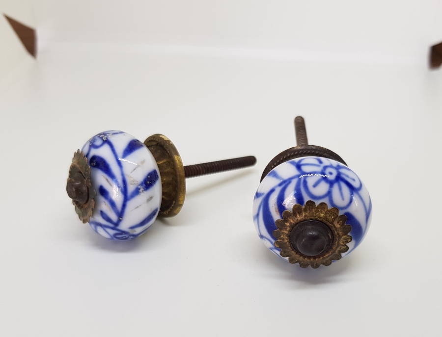 ÜZERİ EL BOYAMA İŞÇİLİKLİ OSMANLI DÖNEMİ İKİ ADET PORSELEN ÇEKMECE KULBU