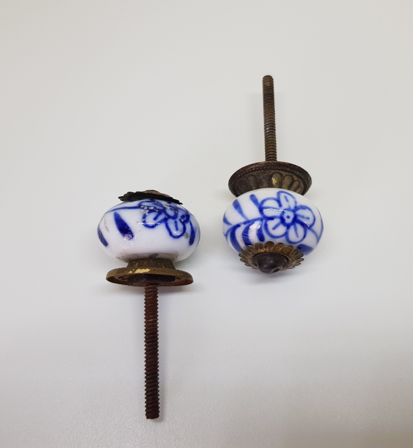 ÜZERİ EL BOYAMA İŞÇİLİKLİ OSMANLI DÖNEMİ İKİ ADET PORSELEN ÇEKMECE KULBU