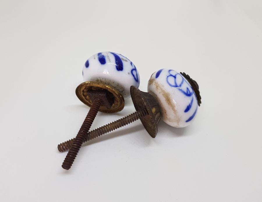 ÜZERİ EL BOYAMA İŞÇİLİKLİ OSMANLI DÖNEMİ İKİ ADET PORSELEN ÇEKMECE KULBU