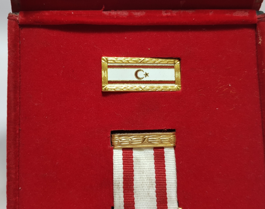 ORİJİNAL KUTUSUNDA ÇOK NADİR KUZEY KIBRIS TÜRK CUMHURİYETİ MİLLİ MÜCADELE MADALYASI