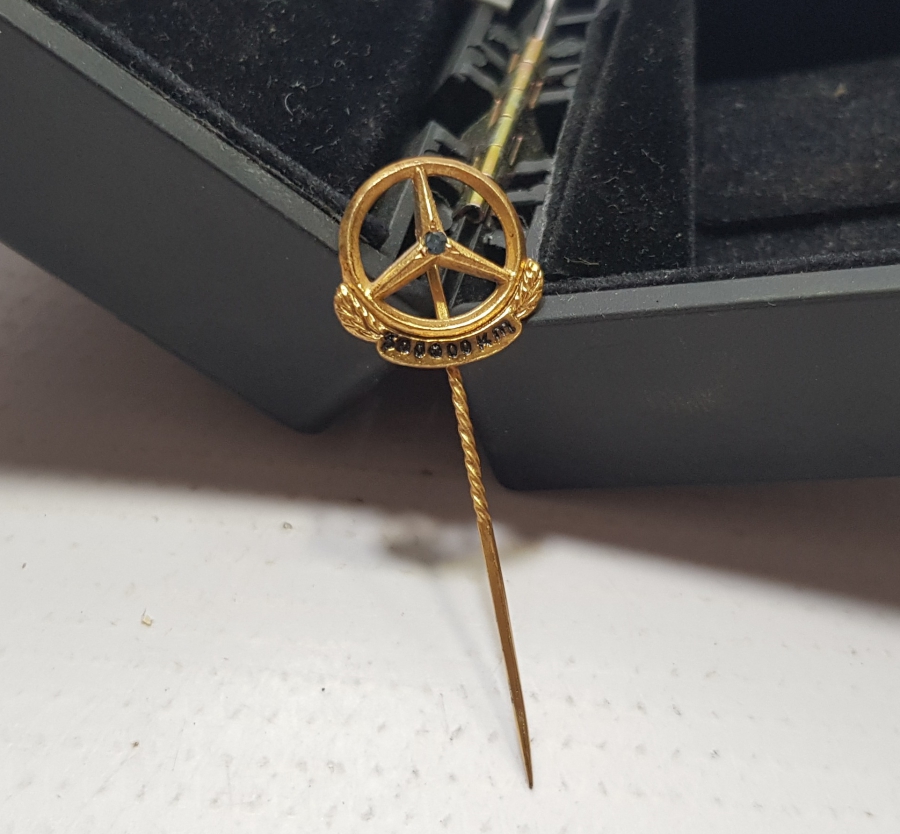 YAKUT TAŞLI MERCEDES-BENZ 300.000 KM HATIRASI ALTIN KAPLAMA BROŞ