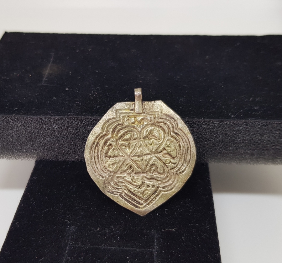 ÜZERİNDE YEDİ UYULARIN ADLARININ YAZILI OLDUĞU NADİR GÜMÜŞ KOLYE