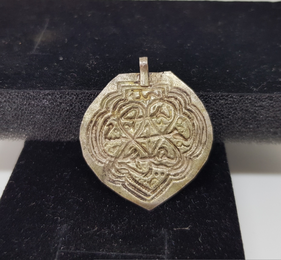 ÜZERİNDE YEDİ UYULARIN ADLARININ YAZILI OLDUĞU NADİR GÜMÜŞ KOLYE