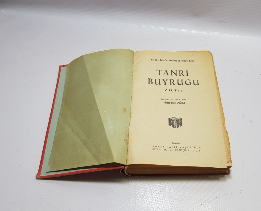 ARAPÇA'NIN YASAK OLDUĞU DÖNEMDE BASILMIŞ ''TANRI BUYRUĞU'' KUR'AN -I KERİM MEALİ