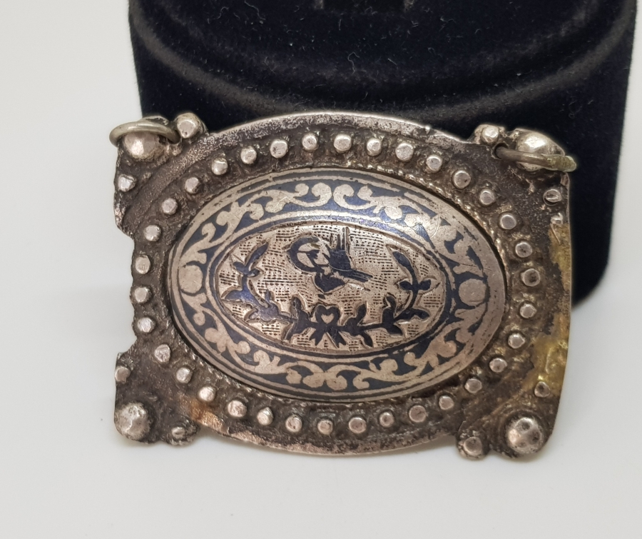 ÜZERİNDE SALTANAT ÇELENGİ VE OSMANLI TUĞRASI BULUNAN OSMANLI DÖNEMİ KEMER BATMASINDAN YAPILMIŞ GÜMÜŞ KOLYE