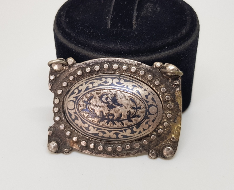 ÜZERİNDE SALTANAT ÇELENGİ VE OSMANLI TUĞRASI BULUNAN OSMANLI DÖNEMİ KEMER BATMASINDAN YAPILMIŞ GÜMÜŞ KOLYE