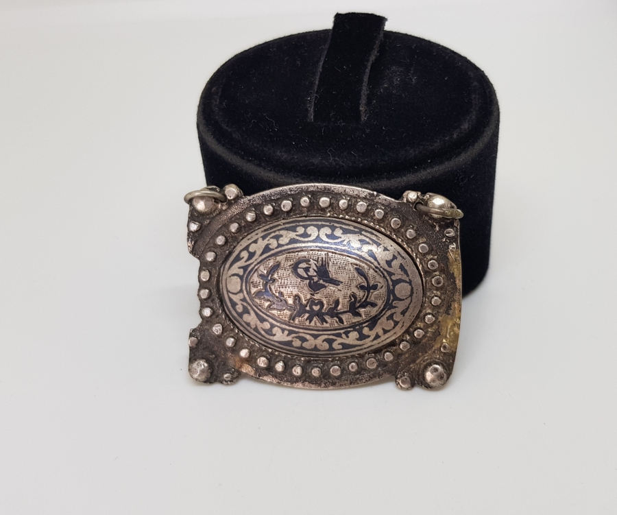 ÜZERİNDE SALTANAT ÇELENGİ VE OSMANLI TUĞRASI BULUNAN OSMANLI DÖNEMİ KEMER BATMASINDAN YAPILMIŞ GÜMÜŞ KOLYE