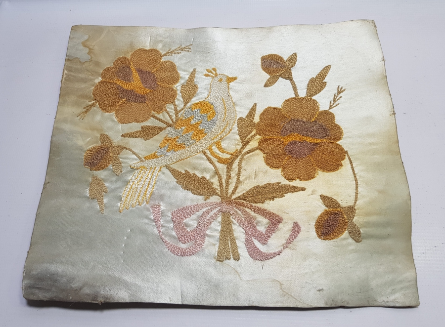 OSMANLI DÖNEMİ İPEK ATLAS ÜZERİ İPEK İŞLEMELİ SULTAN KUŞU GÖRSELLİ PANO