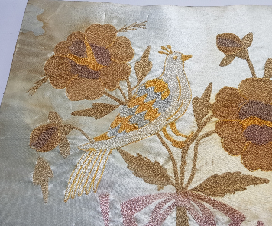 OSMANLI DÖNEMİ İPEK ATLAS ÜZERİ İPEK İŞLEMELİ SULTAN KUŞU GÖRSELLİ PANO