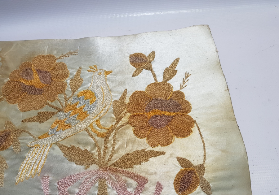 OSMANLI DÖNEMİ İPEK ATLAS ÜZERİ İPEK İŞLEMELİ SULTAN KUŞU GÖRSELLİ PANO