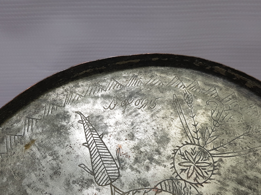 ÜZERİ RUMCA YAZILI VE TAMAMI KALEM İŞÇİLİKLİ OSMANLI DÖNEMİ KAHVE TEPSİSİ