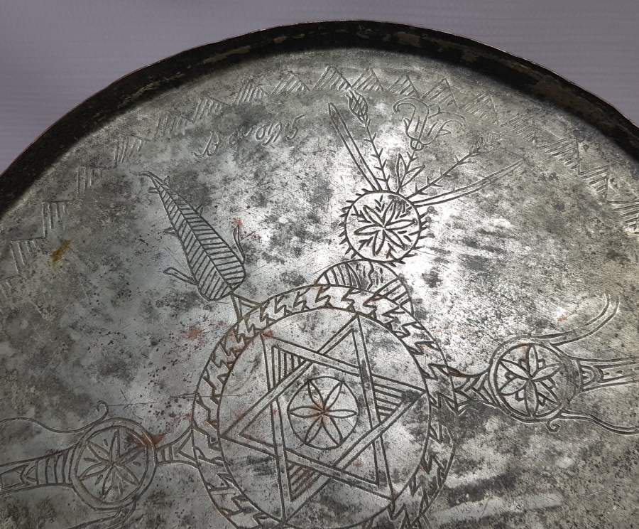 ÜZERİ RUMCA YAZILI VE TAMAMI KALEM İŞÇİLİKLİ OSMANLI DÖNEMİ KAHVE TEPSİSİ