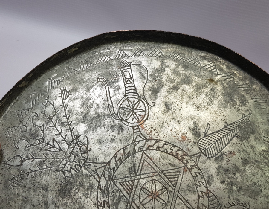 ÜZERİ RUMCA YAZILI VE TAMAMI KALEM İŞÇİLİKLİ OSMANLI DÖNEMİ KAHVE TEPSİSİ