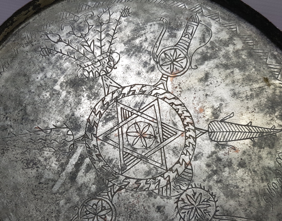 ÜZERİ RUMCA YAZILI VE TAMAMI KALEM İŞÇİLİKLİ OSMANLI DÖNEMİ KAHVE TEPSİSİ