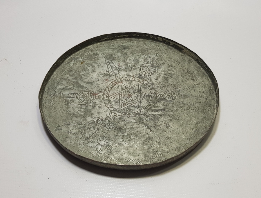 ÜZERİ RUMCA YAZILI VE TAMAMI KALEM İŞÇİLİKLİ OSMANLI DÖNEMİ KAHVE TEPSİSİ