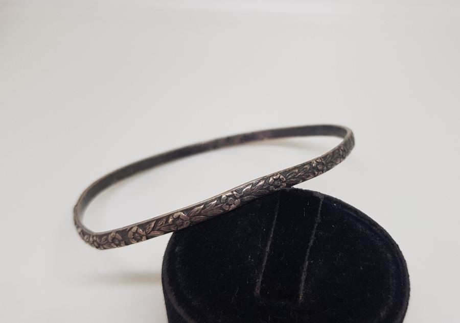 ÜZERİ KABARTMA İŞÇİLİKLİ ANTİKA GÜMÜŞ BİLEZİK