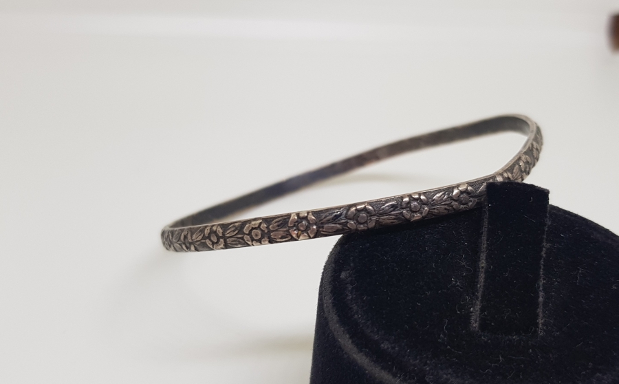 ÜZERİ KABARTMA İŞÇİLİKLİ ANTİKA GÜMÜŞ BİLEZİK