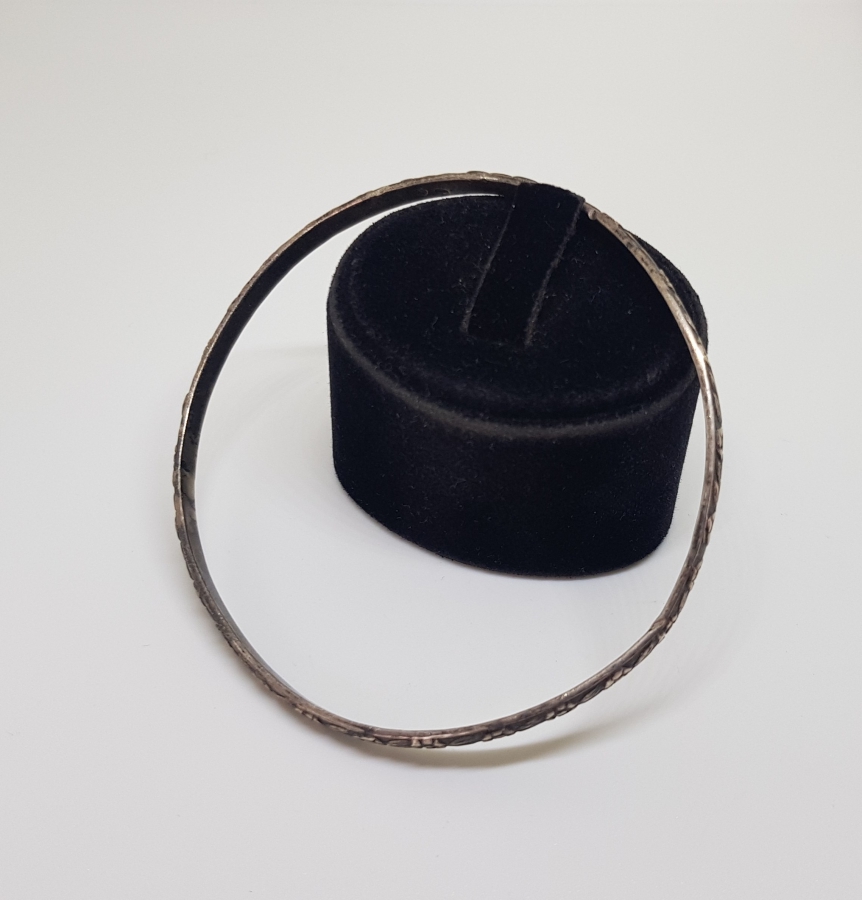 ÜZERİ KABARTMA İŞÇİLİKLİ ANTİKA GÜMÜŞ BİLEZİK