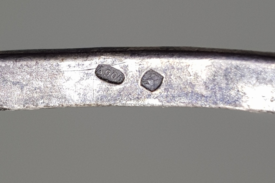 ÜZERİ KABARTMA İŞÇİLİKLİ ANTİKA GÜMÜŞ BİLEZİK