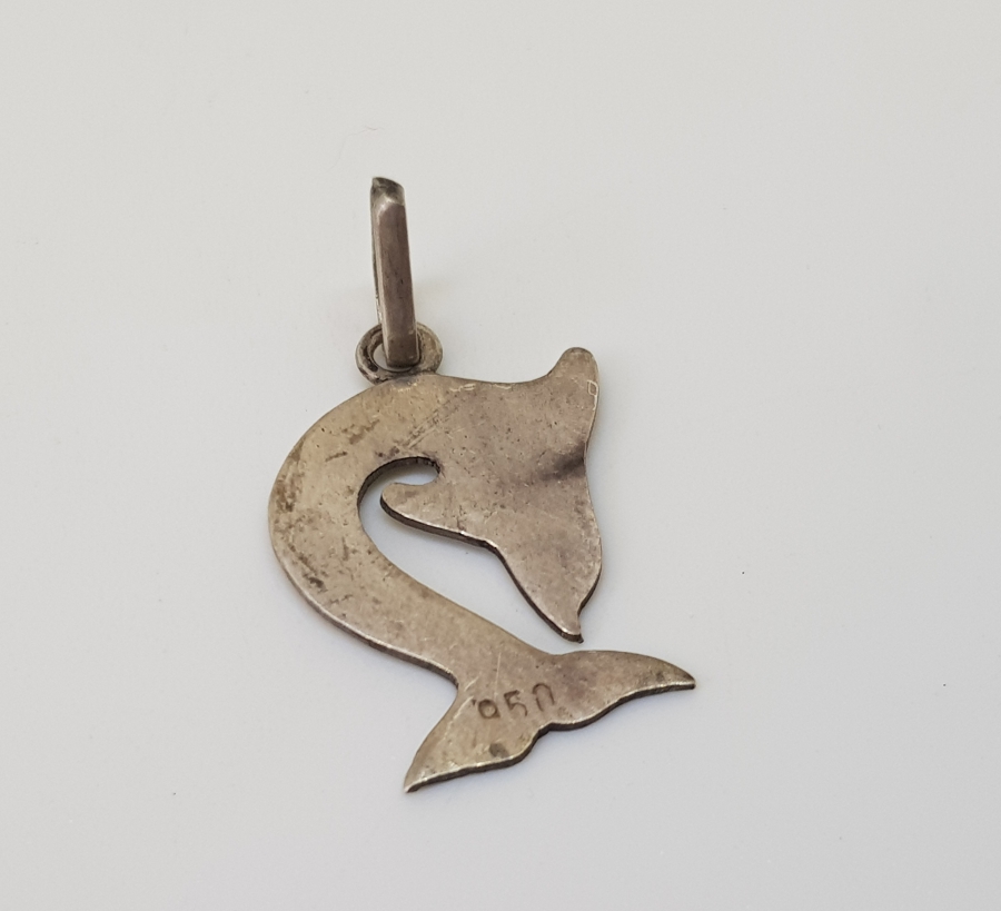 TESTERE VE KALEM İŞÇİLİKLİ YUNUS FORMUNDA GÜMÜŞ KOLYE UCU