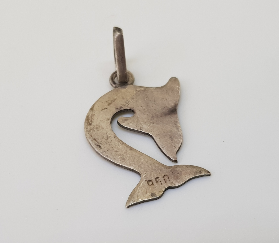 TESTERE VE KALEM İŞÇİLİKLİ YUNUS FORMUNDA GÜMÜŞ KOLYE UCU