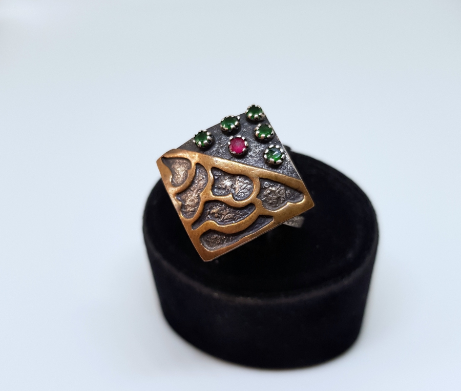 ÜZERİ DOĞAL TAŞLARLA SÜSLÜ VAN İŞİ ÖZEL YAPIM GÜMÜŞ YÜZÜK