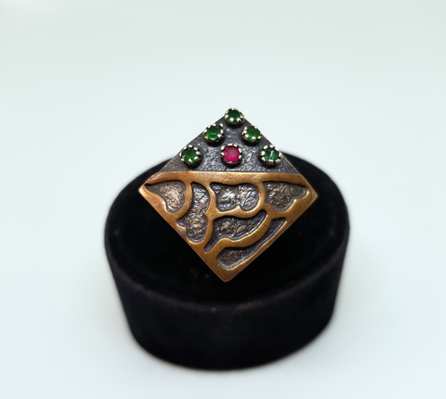 ÜZERİ DOĞAL TAŞLARLA SÜSLÜ VAN İŞİ ÖZEL YAPIM GÜMÜŞ YÜZÜK