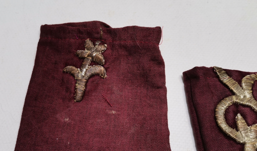 ÜZERİ SIRMA İŞÇİLİKLİ 3 ADET ANTİKA KESE