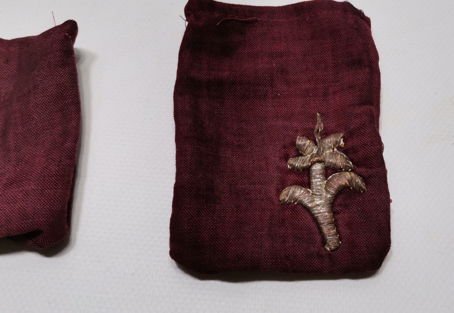 ÜZERİ SIRMA İŞÇİLİKLİ 3 ADET ANTİKA KESE