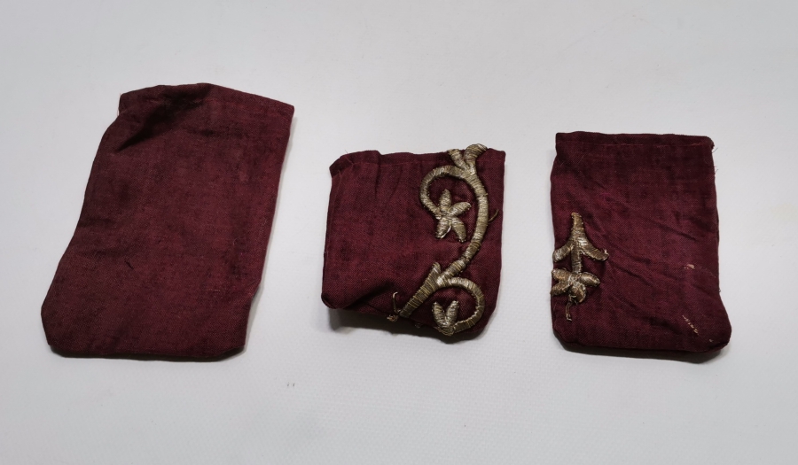 ÜZERİ SIRMA İŞÇİLİKLİ 3 ADET ANTİKA KESE