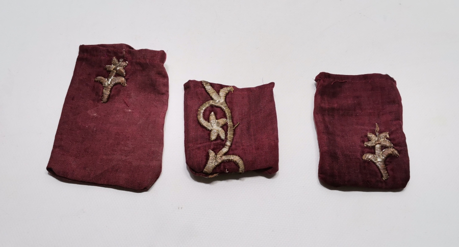 ÜZERİ SIRMA İŞÇİLİKLİ 3 ADET ANTİKA KESE