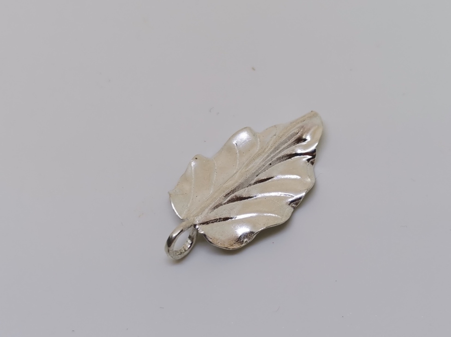 YAPRAK FORMUNDA YAPILMIŞ GÜMÜŞ KOLYE UCU