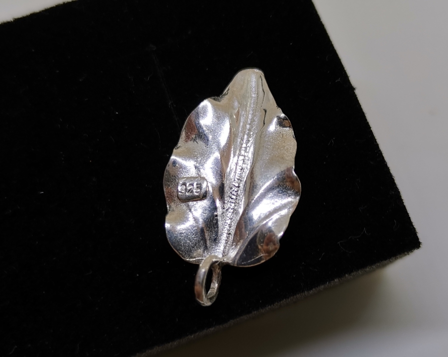 YAPRAK FORMUNDA YAPILMIŞ GÜMÜŞ KOLYE UCU