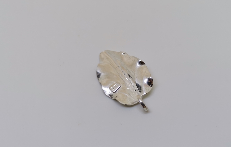 YAPRAK FORMUNDA YAPILMIŞ GÜMÜŞ KOLYE UCU