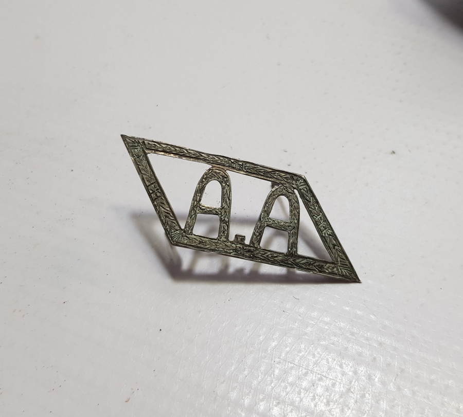 KALEM VE TESTERE İŞÇİLİKLİ EL YAPIMI ANTİKA GÜMÜŞ İNSİYAL PLAKASI