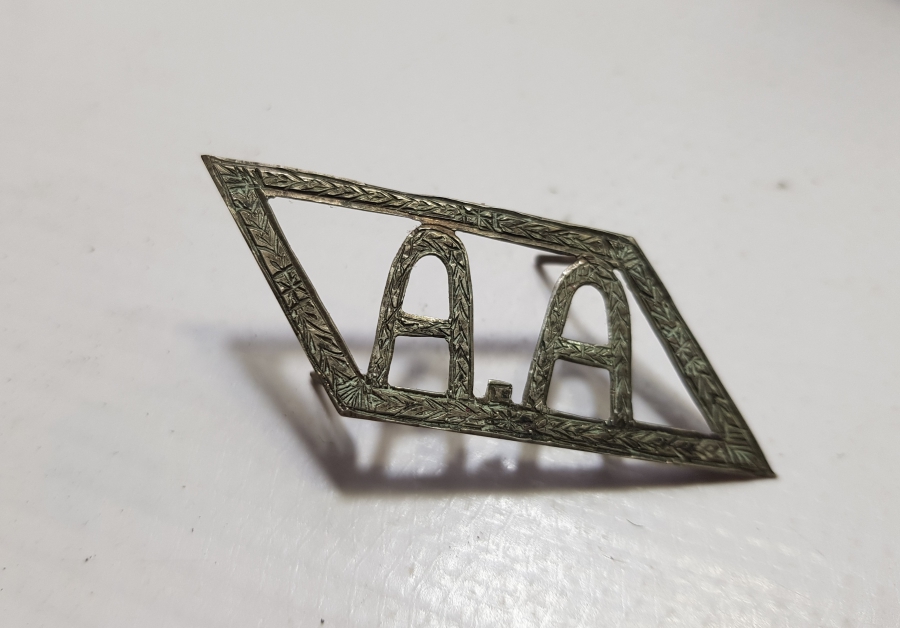 KALEM VE TESTERE İŞÇİLİKLİ EL YAPIMI ANTİKA GÜMÜŞ İNSİYAL PLAKASI